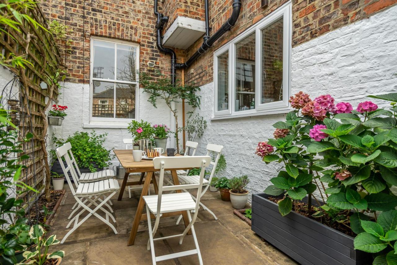25 Avenue Terrace * York